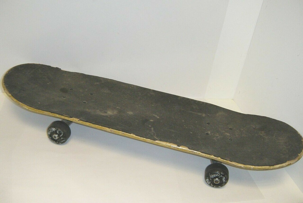 deskorolka-klasyczna-skateboard-z-czaszka-model-bd