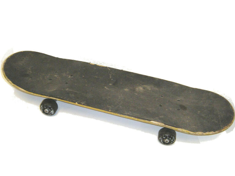 deskorolka-klasyczna-skateboard-z-czaszka-targowa-7-leczna