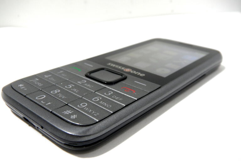 telefon-swiss-one-sc560-z-ladowarka-stan-uzywany