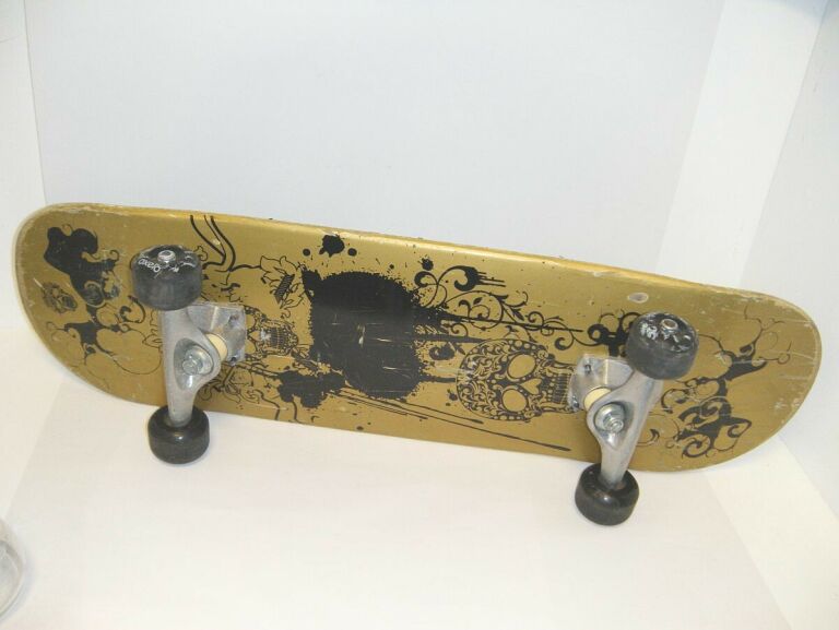 deskorolka-klasyczna-skateboard-z-czaszka-product-id