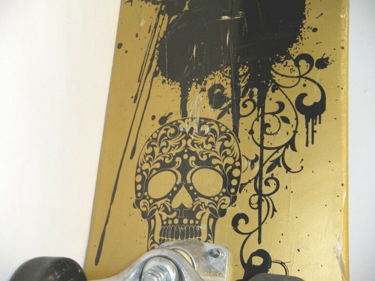 deskorolka-klasyczna-skateboard-z-czaszka-marka-inna-marka