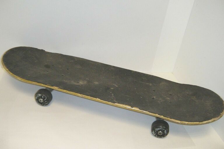 deskorolka-klasyczna-skateboard-z-czaszka-model-bd