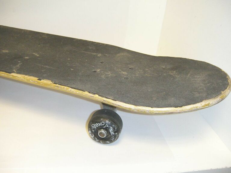 DESKOROLKA KLASYCZNA SKATEBOARD Z CZASZKĄ