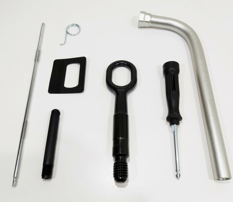 zestaw-naprawczy-klucze-koncowka-holowania-audi-stan-uzywany