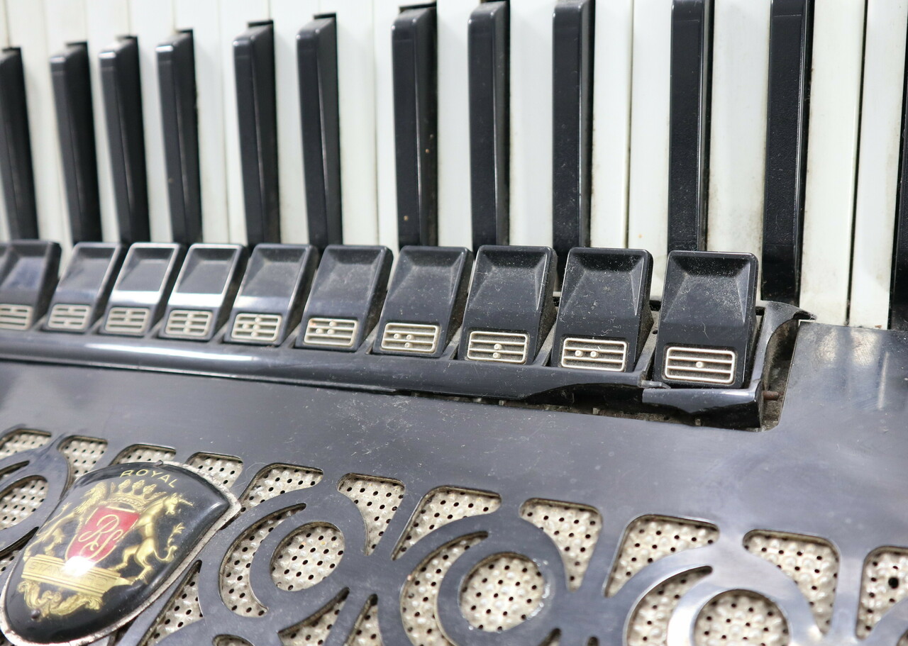 akordeon-royal-standard-montana-120-basow-204769-marka-royal