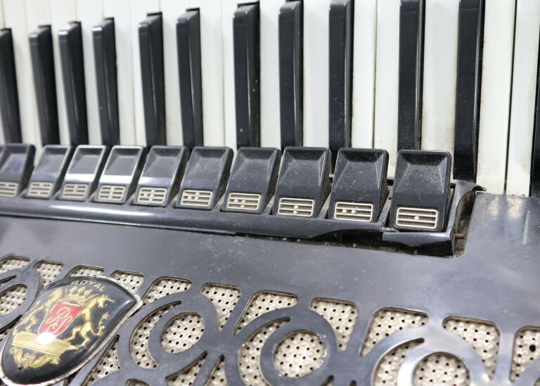 akordeon-royal-standard-montana-120-basow-204769-marka-royal