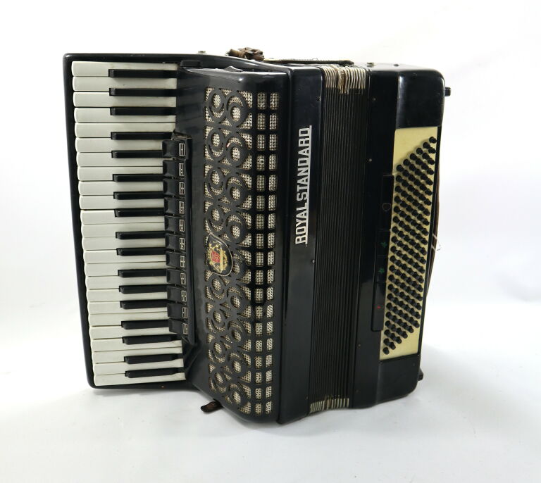 AKORDEON ROYAL STANDARD MONTANA 120 BASÓW 2047/69