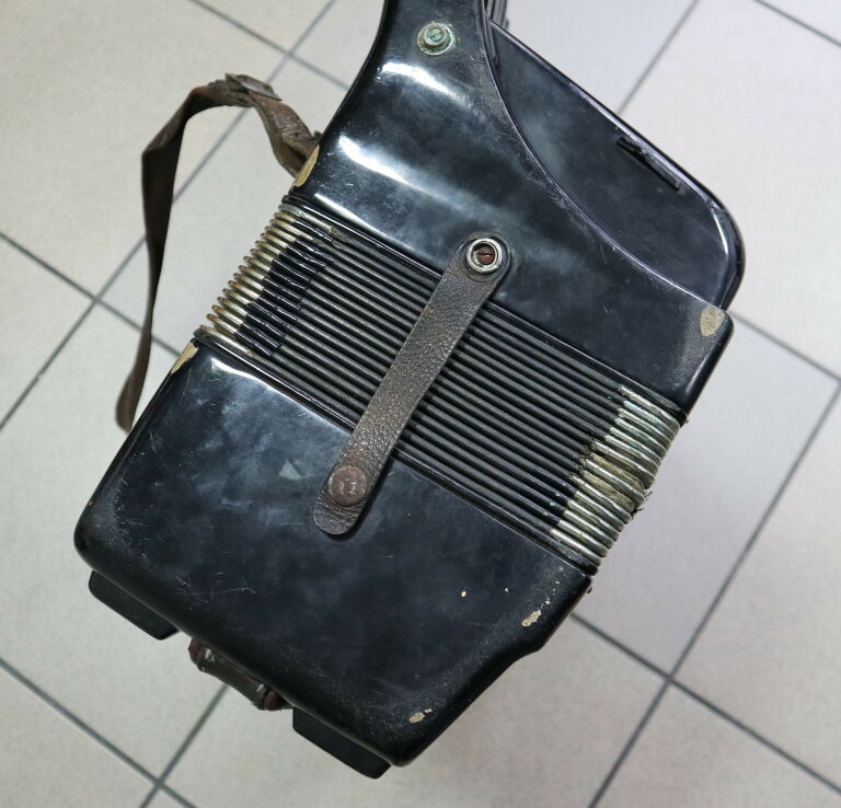 AKORDEON ROYAL STANDARD MONTANA 120 BASÓW 2047/69