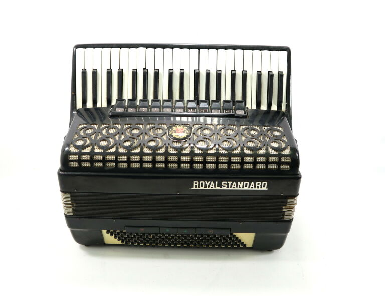 AKORDEON ROYAL STANDARD MONTANA 120 BASÓW 2047/69