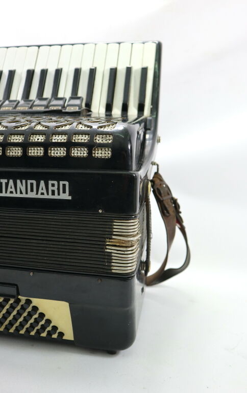 AKORDEON ROYAL STANDARD MONTANA 120 BASÓW 2047/69