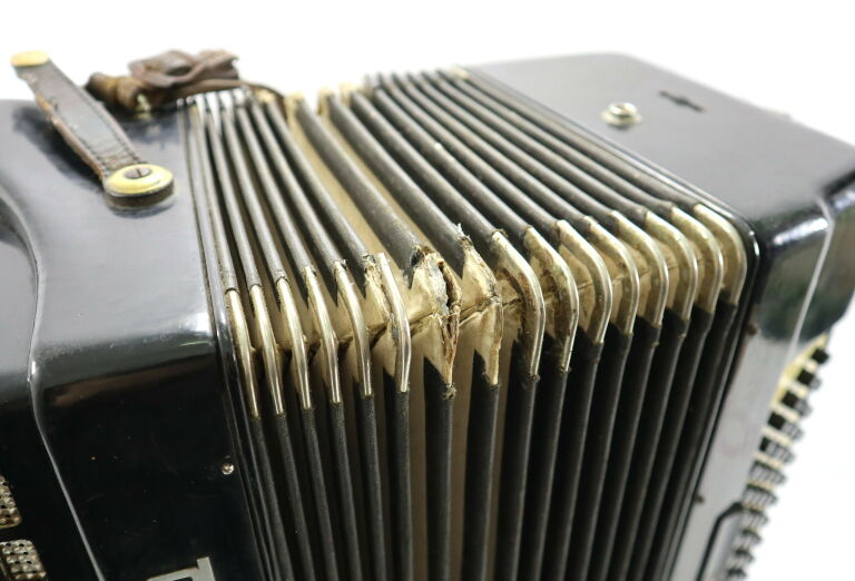 AKORDEON ROYAL STANDARD MONTANA 120 BASÓW 2047/69