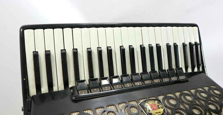 AKORDEON ROYAL STANDARD MONTANA 120 BASÓW 2047/69