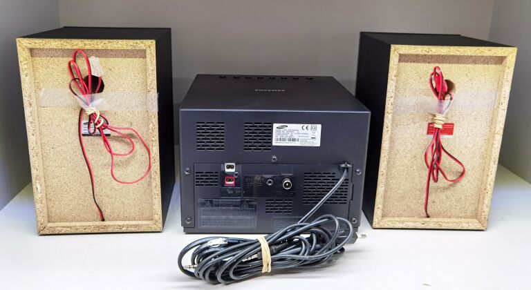 mini-wieza-samsung-mm-e320-pilot-kabel-chincz-rodzaj-odtwarzanych-nosnikow-cd-mp3