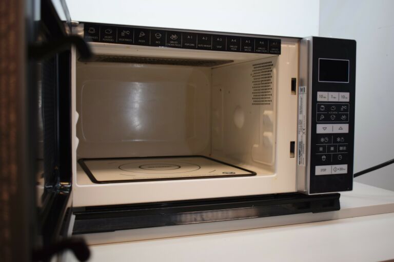 mikrofala-sharp-r760s-kolor-dominujacy-srebrnyszary