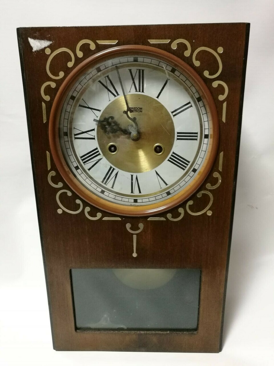 piekny-stary-zegar-metron-wiszacy-stan-do-renowacji