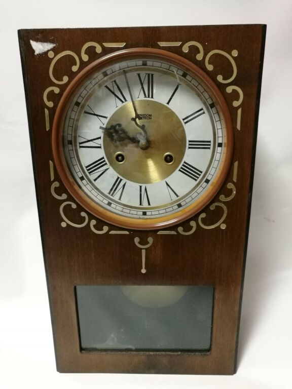 piekny-stary-zegar-metron-wiszacy-stan-do-renowacji