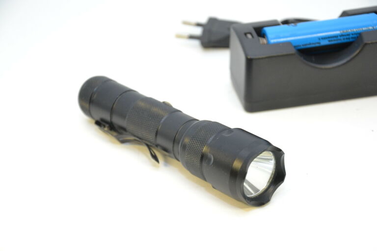 LATARKA LED + ETUI + ŁADOWARKA