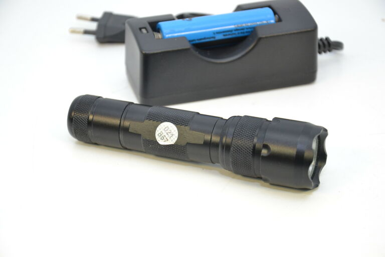 LATARKA LED + ETUI + ŁADOWARKA