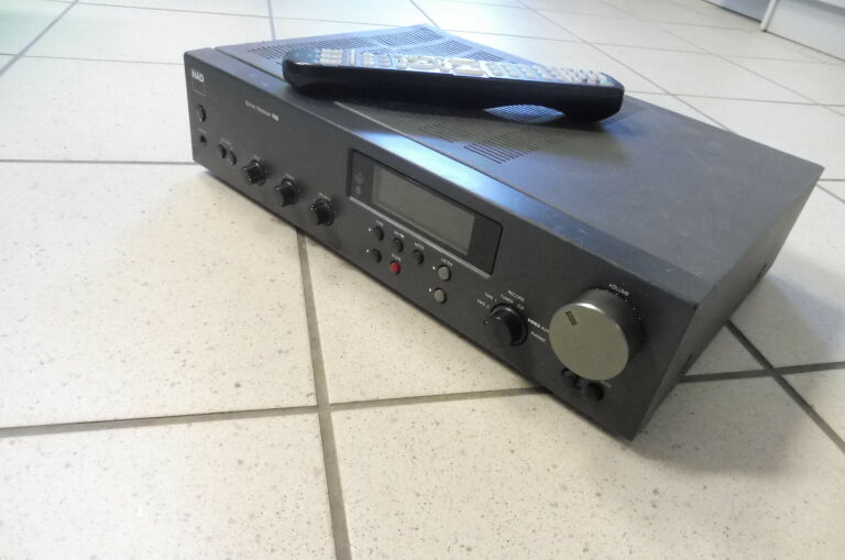 AMPLITUNER STEREO NAD 705 PILOT