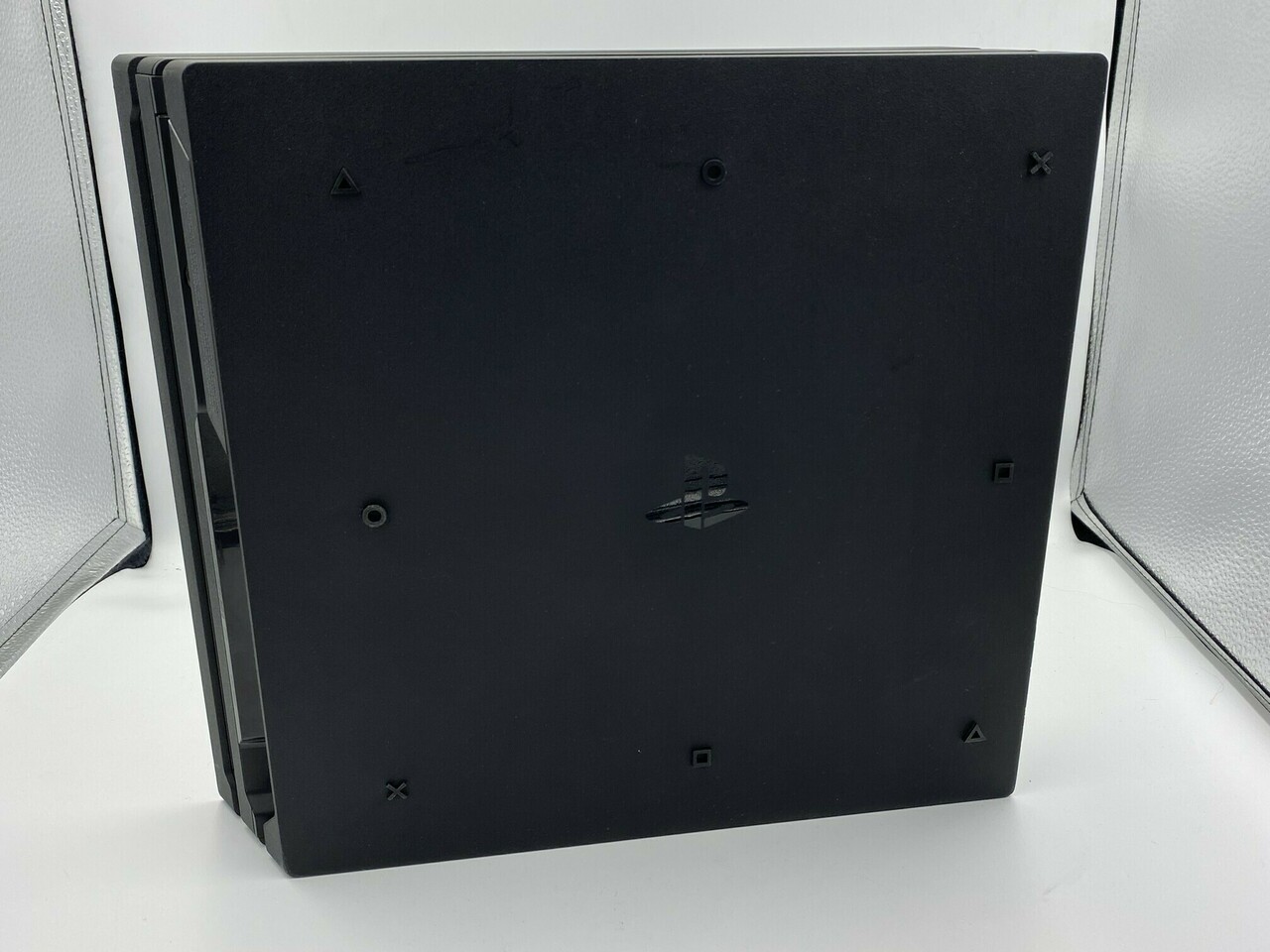 konsola-ps4-pro-1tb-liczba-kontrolerow-w-zestawie-1