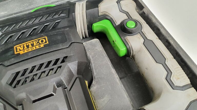 MŁOT WYBURZENIOWY NITEO TOOLS 1300W / WALIZKA
