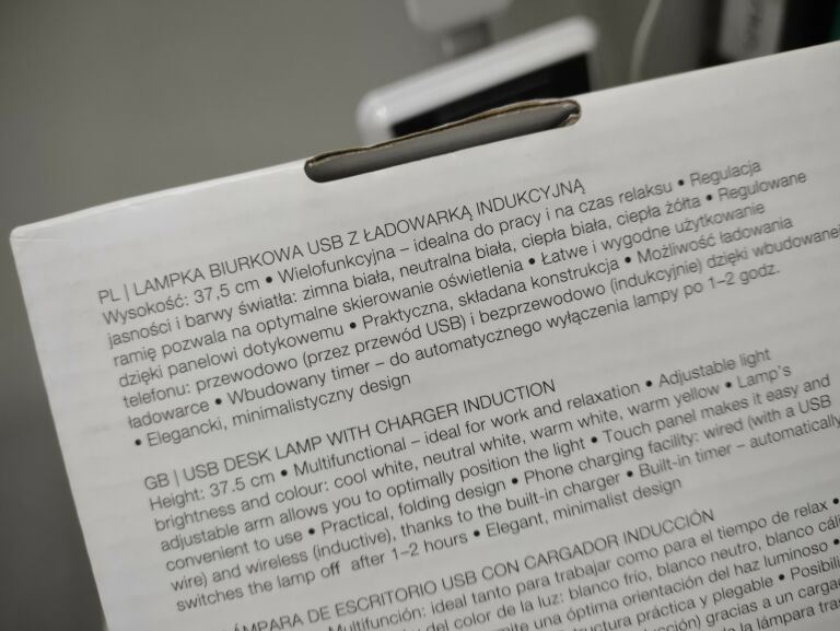 lampka-biurkowa-usb-z-ladowarka-indukcyjna-smukee-zasilanie-sieciowe