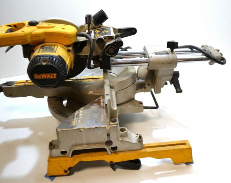 PIŁA UKOŚNICA DEWALT DW712-QS 1600W