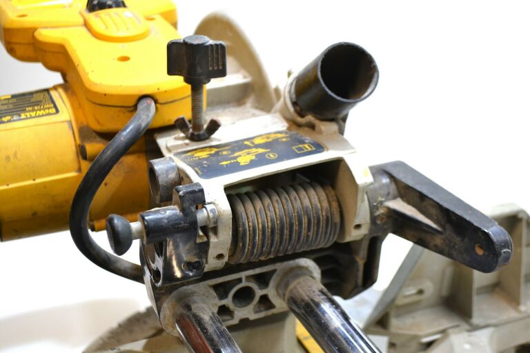 PIŁA UKOŚNICA DEWALT DW712-QS 1600W