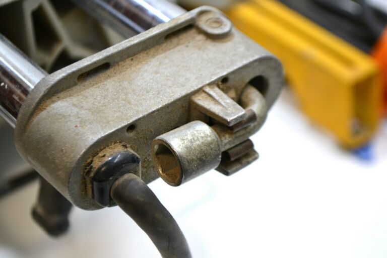 PIŁA UKOŚNICA DEWALT DW712-QS 1600W