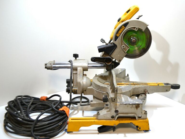 PIŁA UKOŚNICA DEWALT DW712-QS 1600W