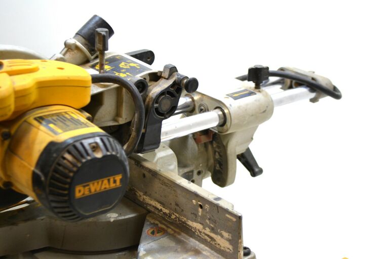 PIŁA UKOŚNICA DEWALT DW712-QS 1600W