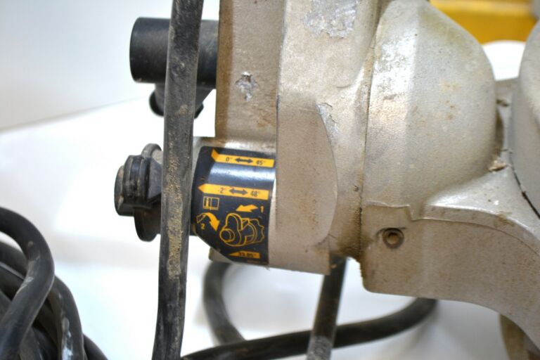 PIŁA UKOŚNICA DEWALT DW712-QS 1600W