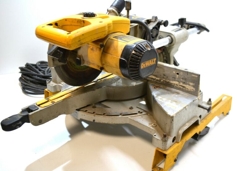 PIŁA UKOŚNICA DEWALT DW712-QS 1600W
