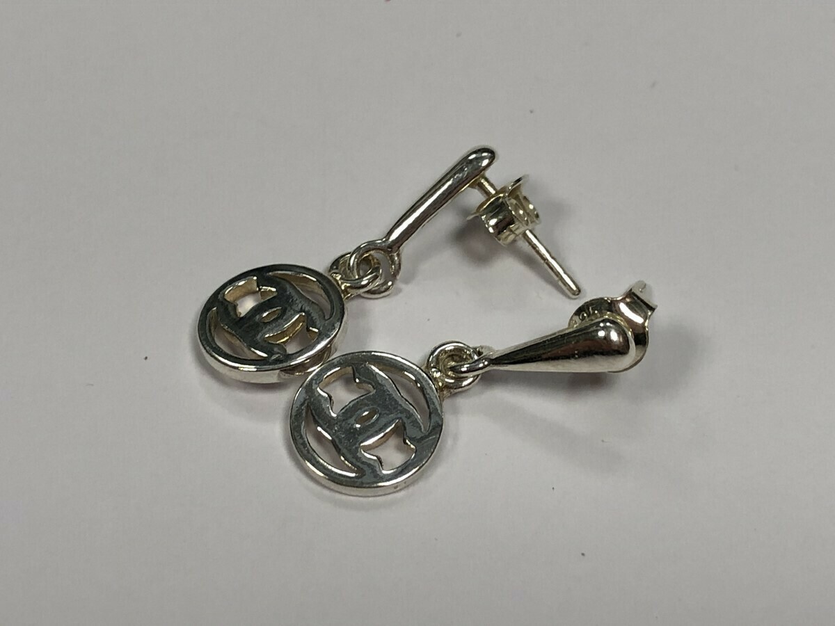 srebrne-kolczyki-w-stylu-chanel-p925-kolor-dominujacy-srebrny