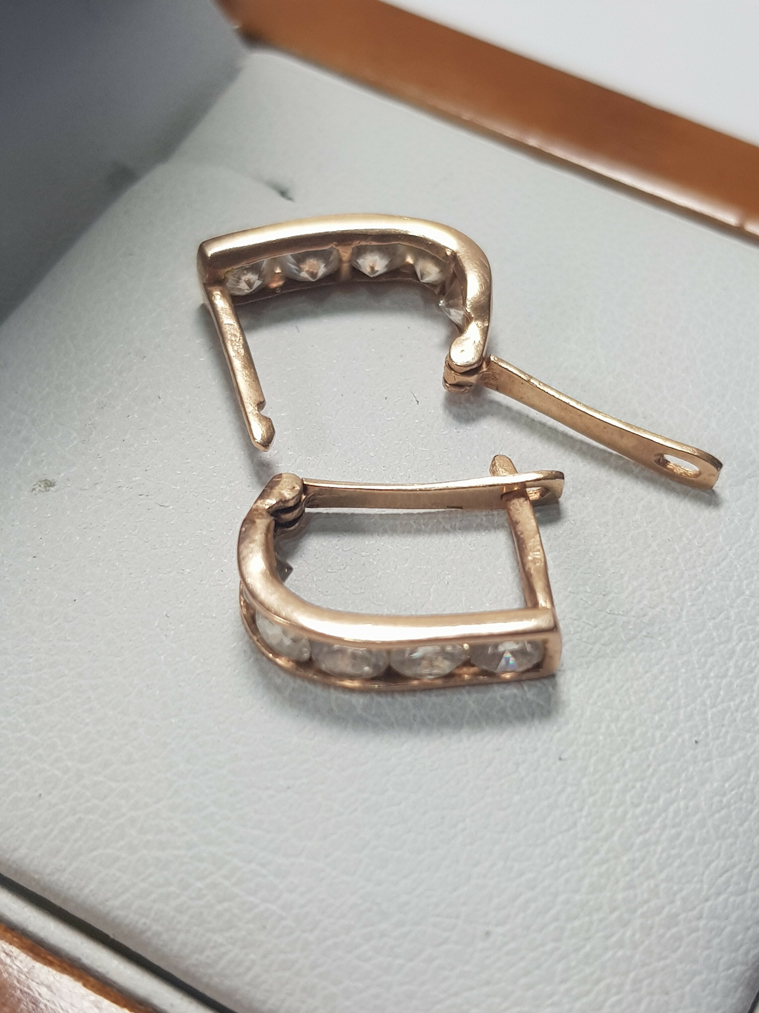 zlote-kolczyki-material-zloto