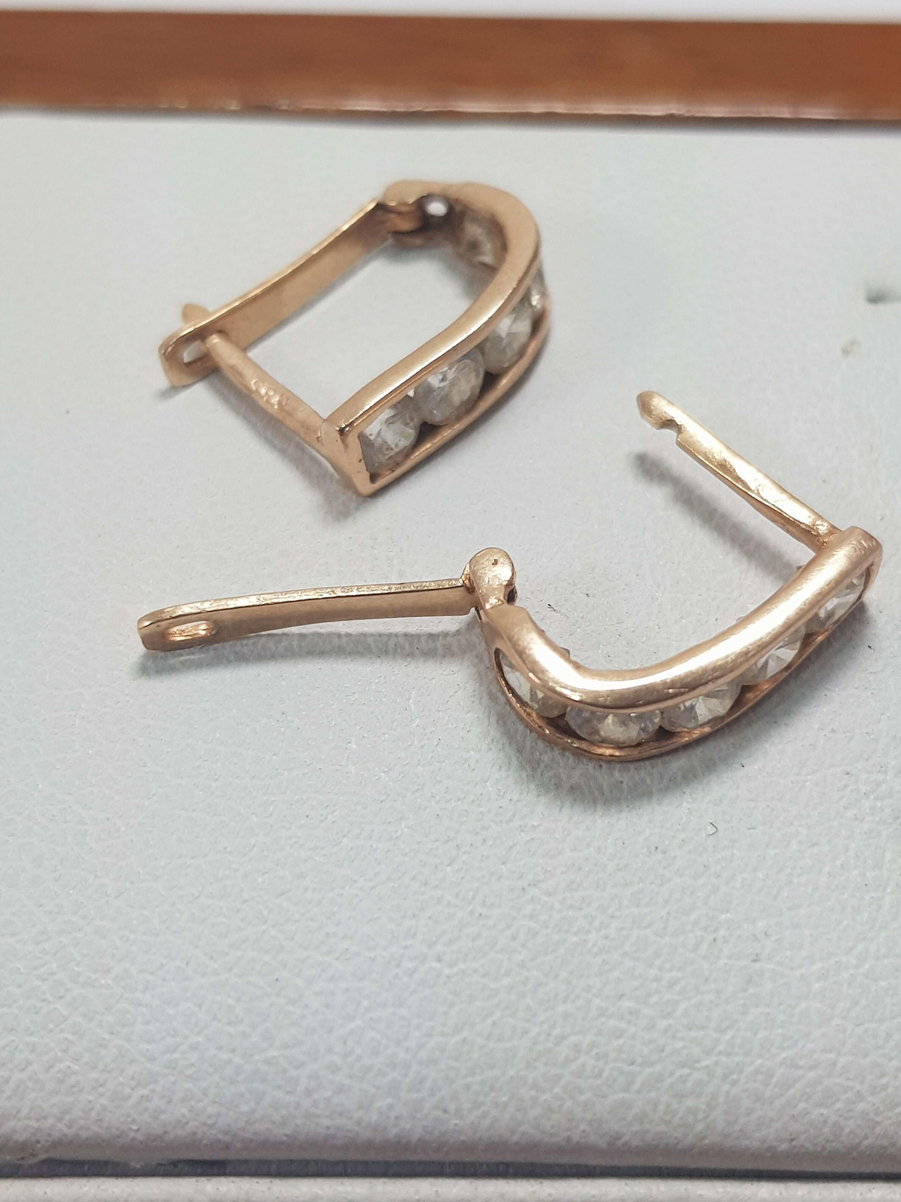 zlote-kolczyki-rodzaj-bigla-angielski