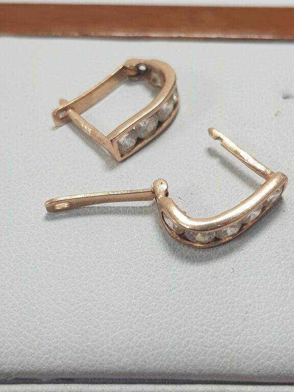 zlote-kolczyki-rodzaj-bigla-angielski