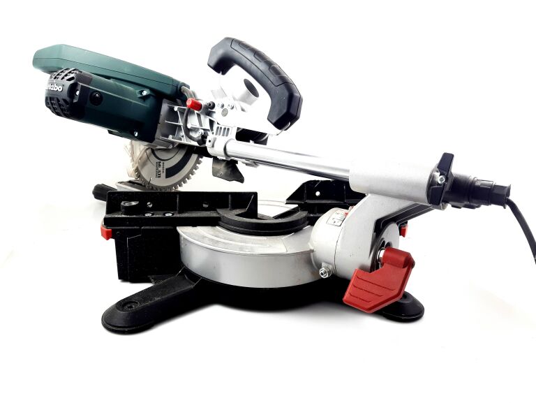UKOŚNICA PIŁA UKOSOWA METABO KGS 216 M 1500W