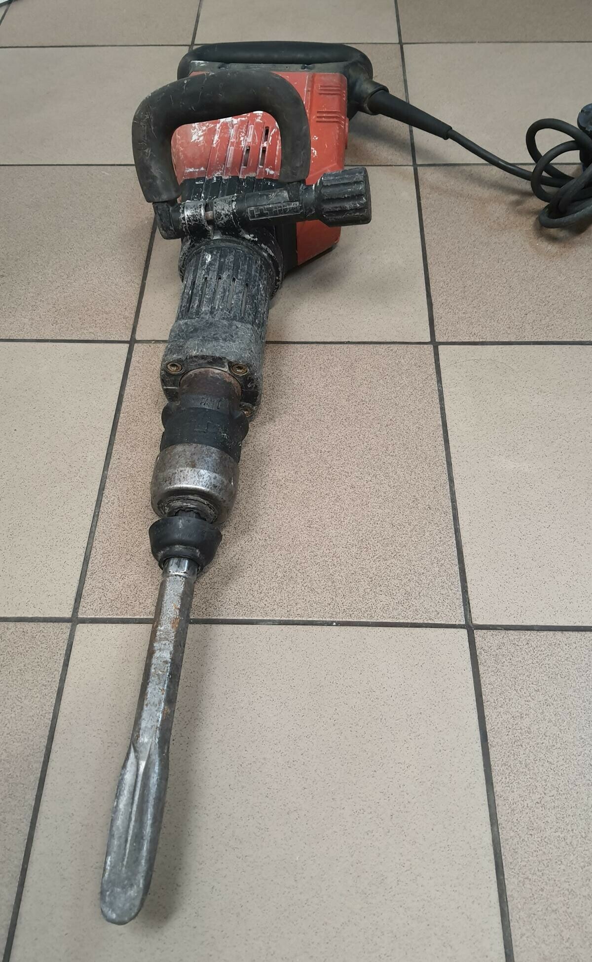 mlot-wyburzeniowy-hilti-te-905-avr-1600w-stan-uzywany
