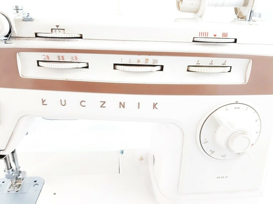maszyna-do-szycia-lucznik-884-kolor-dominujacy-bialy