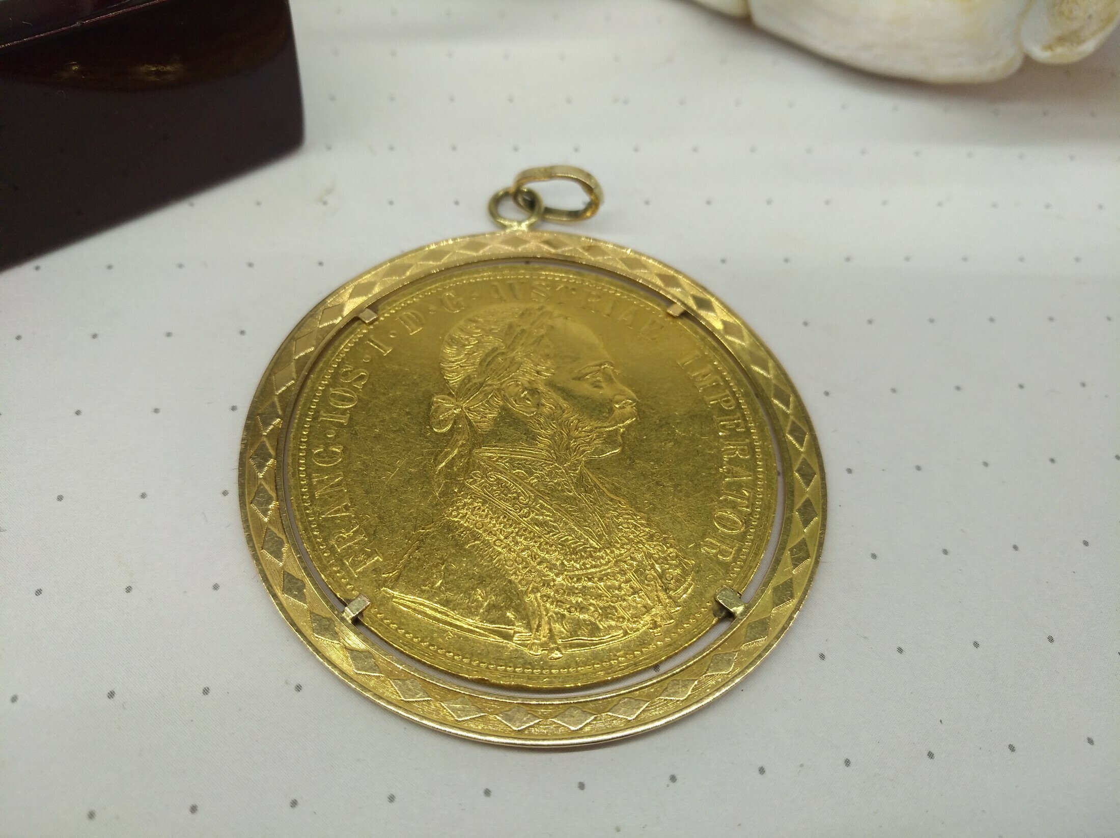 zlota-moneta-4-dukaty-austriackie-w-zawieszce-kolor-dominujacy-zloty