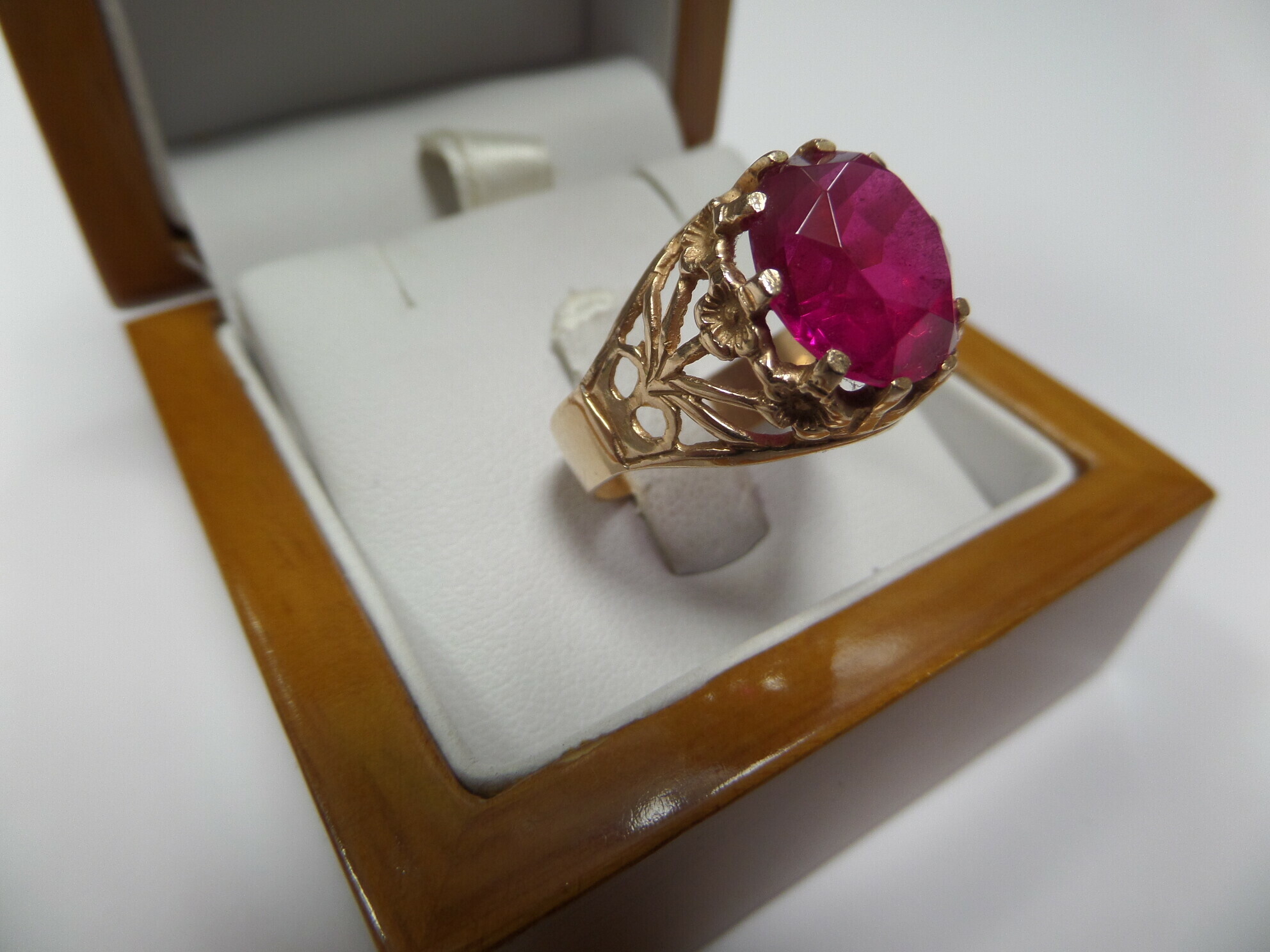 zloty-pierscionek-z-czerwonym-oczkiem-pr585-578-stan-uzywany