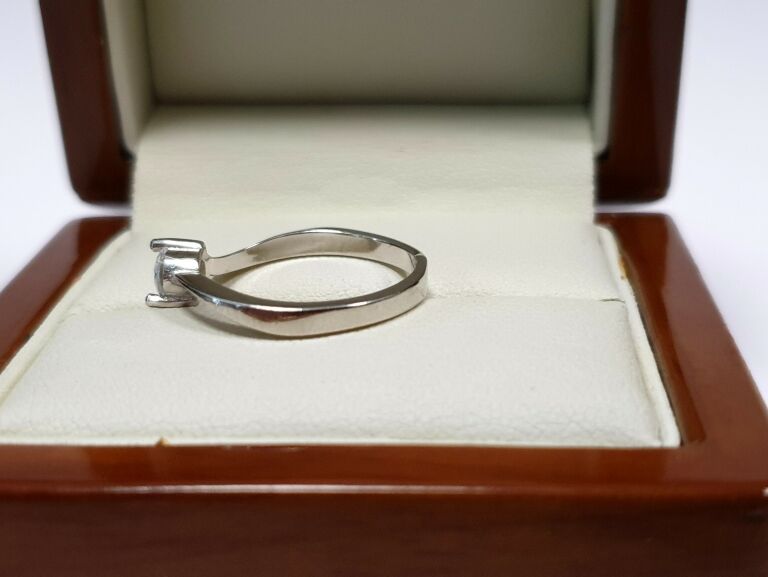 srebrny-pierscionek-kamien-cyrkonia