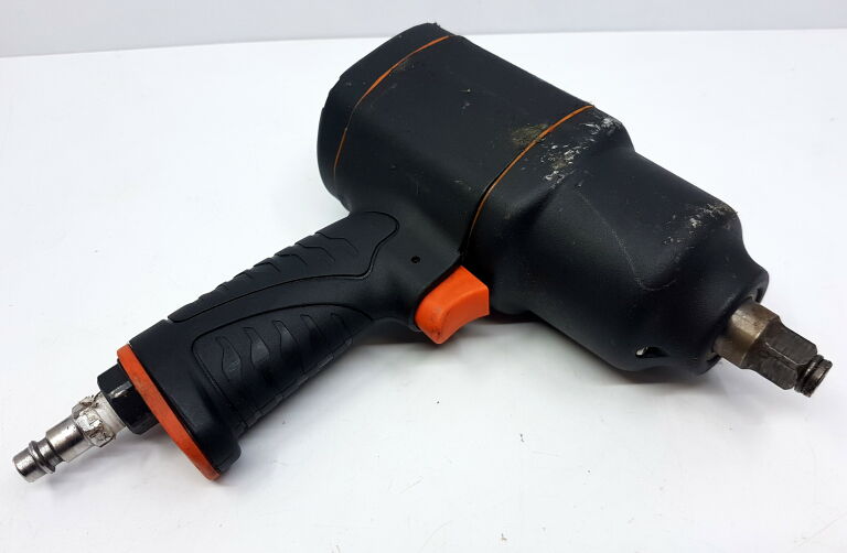 kompresor-hagen-ttdc50l-z-kluczem-pnemautycznym-pojemnosc-zbiornika-50