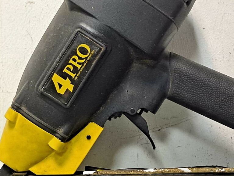 gwozdziarka-do-okuc-ottensten-4pro-bmf4060-walizk-zasilanie-pneumatyczne