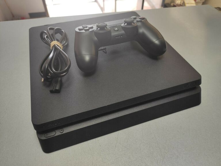 KONSOLA PS4 SLIM + PAD + OKABLOWANIE 500GB