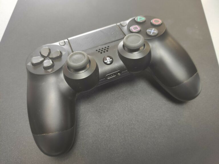 KONSOLA PS4 SLIM + PAD + OKABLOWANIE 500GB