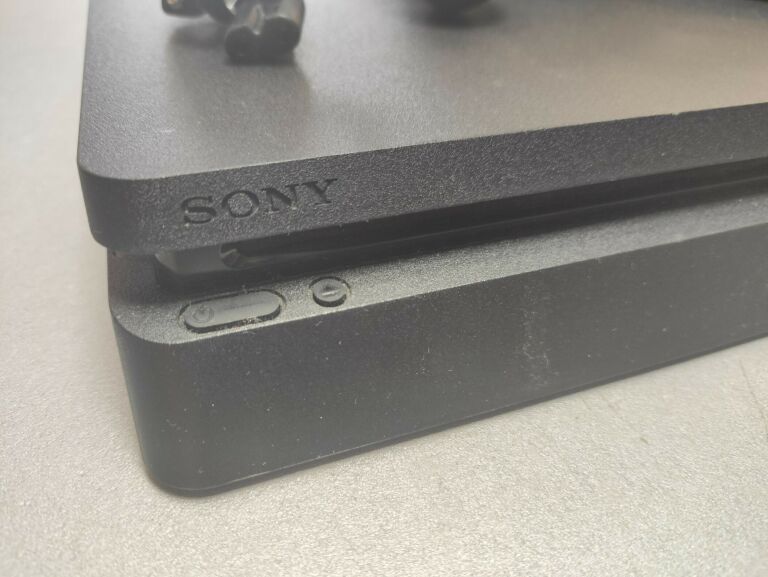 KONSOLA PS4 SLIM + PAD + OKABLOWANIE 500GB