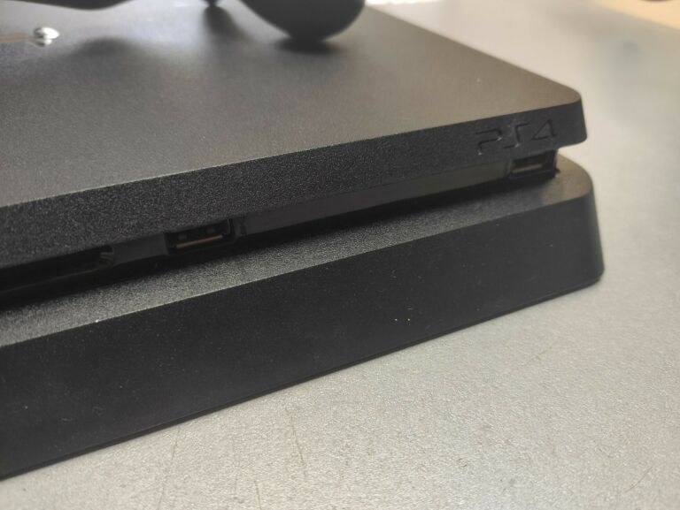 KONSOLA PS4 SLIM + PAD + OKABLOWANIE 500GB