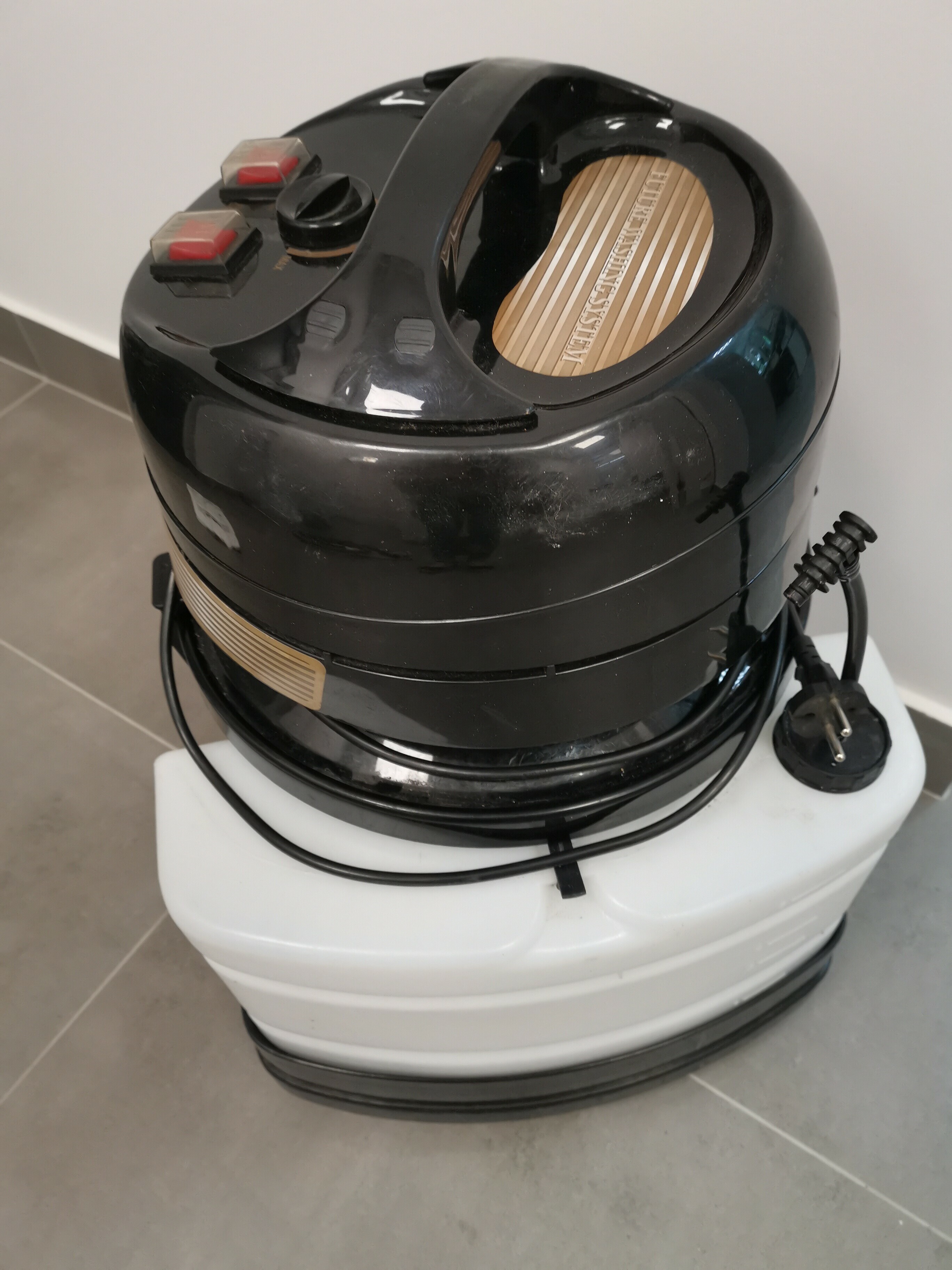 odkurzacz-pioracy-olimp-w11-1-akcesoria-funkcje-zbieranie-plynow